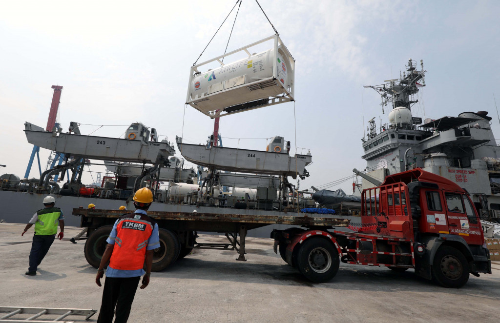 Pemerintah India mengirimkan bantuan oksigen untuk penanganan pandemi Covid-19. Bantuan oksigen dibawa menggunakan Kapal Angkatan Laut India (INS) Airawat dan bersandar di Pelabuhan Tanjung Priok, Jakarta, Sabtu, 24 Juli 2021.