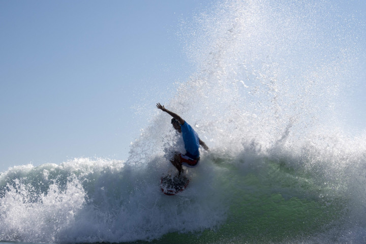 Tampil di Tsurigasaki Surfing Beach, Minggu, 25 Juli 2021, dia mengemas total angka 11,53 poin di nomor men's shortboard.
