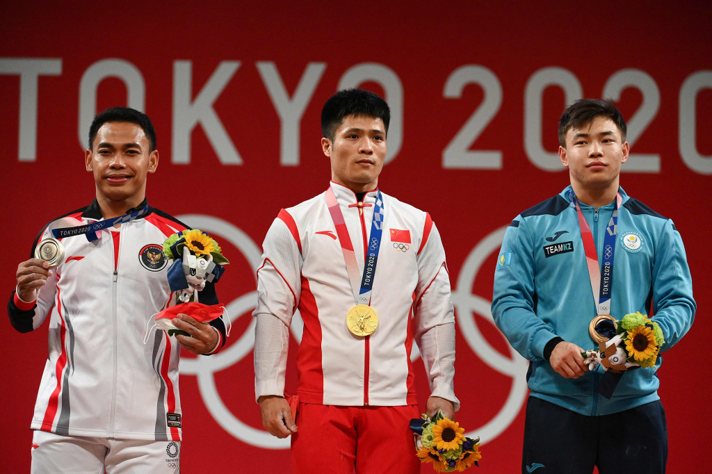 Sementara itu lifter Kazakhstan, Igor Son, melengkapi podium dengan meraih perunggu. Ia berhasil mengangkat total beban 294 kg.