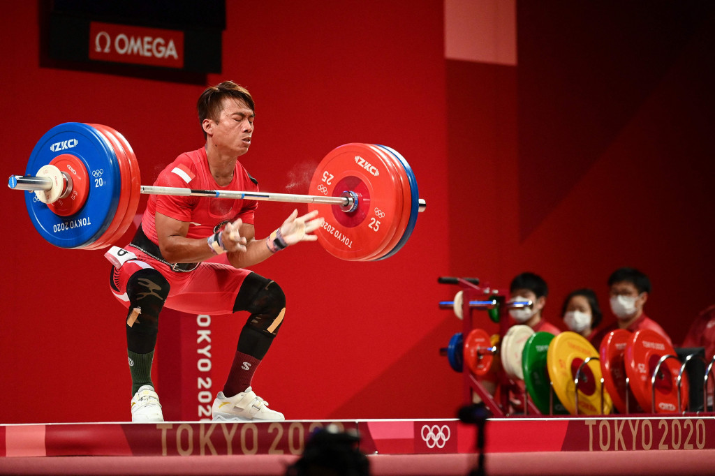Lifter kelahiran Bogor itu cuma bisa mengangkat 135 kg, terpaut 16 kg dari lifter Kolombia, Lozano Mosquera, yang mampu mengangkat 151 kg di angkatan langsung.