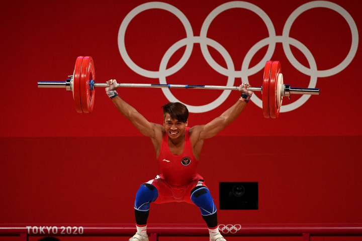 Deni gagal mempersembahkan emas dari nomor 67 kg putra. Ia tak bisa menyusul Eko Yuli, yang sebelumnya bisa memenangkan medali perak dari nomor 61 kg.