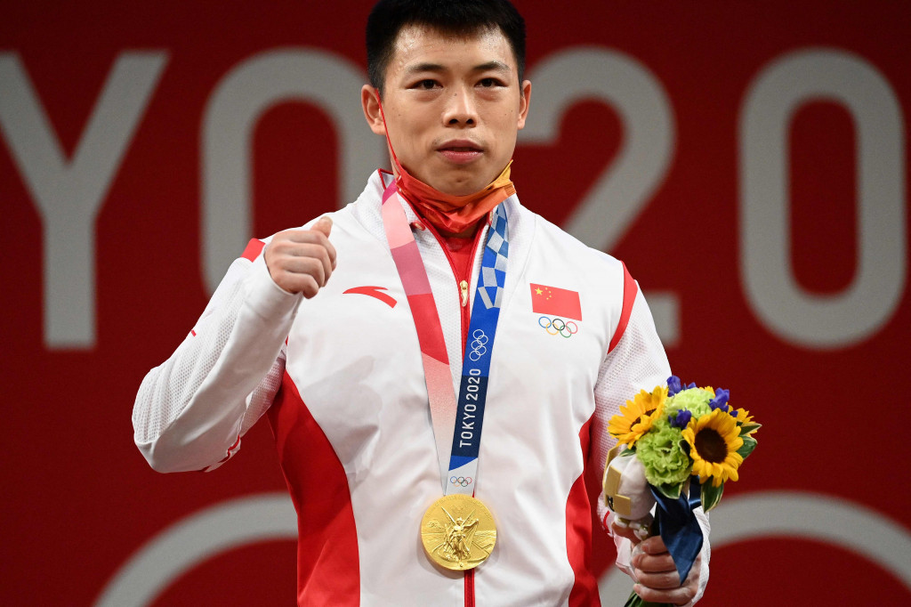 Adapun yang berhasil menyabet medali emas adalah Lijun Chen dari Tiongkok. Ia membuat rekor Olimpiade dengan angkatan 187 kg di jenis clean and jerk, dengan total angkatannya mencapai 332 kg.