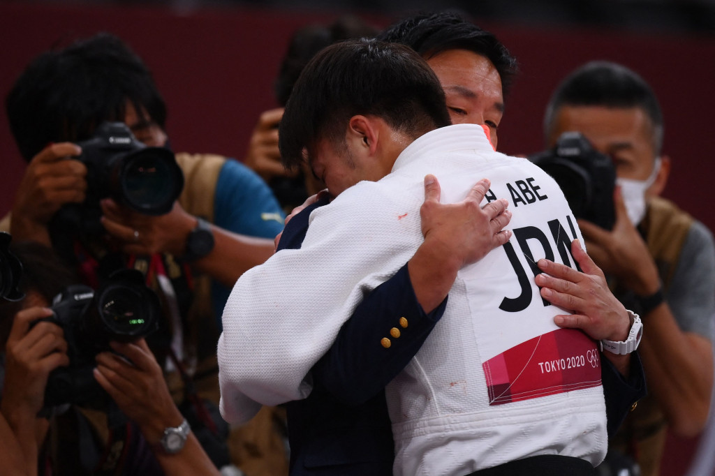 Pejudo Jepang Hifumi Abe merayakan kemenangannya dalam pertandingan final judo putra 66kg melawan atlet Georgia Vazha Margvelashvili selama Pertandingan Olimpiade Tokyo 2020 di Nippon Budokan di Tokyo pada 25 Juli 2021.