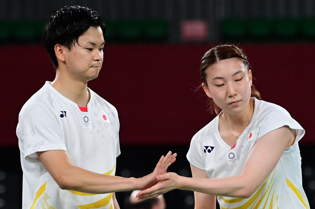 Pasangan Indonesia tersebut harus mengakui keunggulan wakil Jepang Yuta Watanabe/Arisa Higashino dua gim langsung dalam waktu 32 menit.