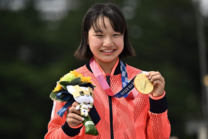 Atlet 13 tahun Jepang, Nishiya Momiji, menciptakan sejarah sebagai peraih medali emas putri pertama cabang skateboard di Olimpiade Tokyo 2020.