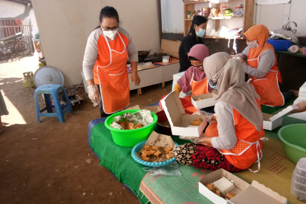 Ibu-ibu PKK sedang memasak untuk membantu warga yang isolasi mandiri (isoman) akibat terpapar covid-19 di dapur umum mandiri Rukun Warga 3 Kelurahan Gadang, Kota Malang, Jawa Timur, Senin , 26 Juli 2021.