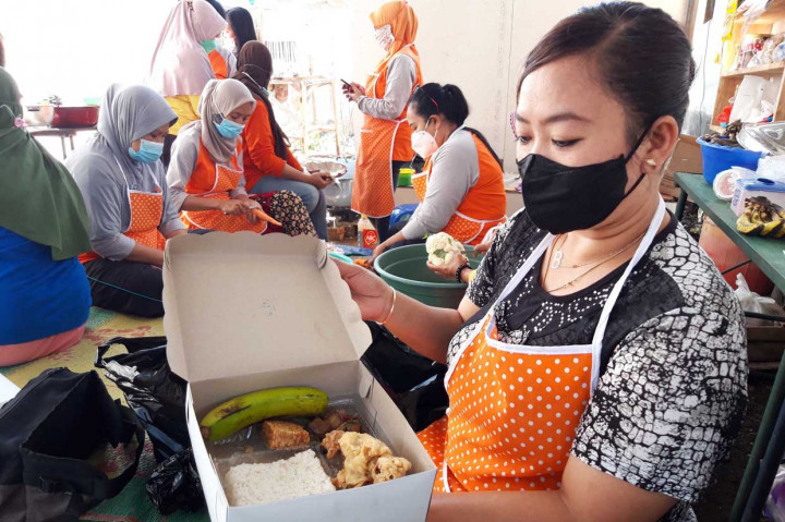 Petugas dapur umum memberikan nasi kotak dua kali sehari, bahan pangan dan obat herbal kepada 99 warga yang isoman. Bantuan makanan itu disalurkan sampai pasien benar-benar sembuh.