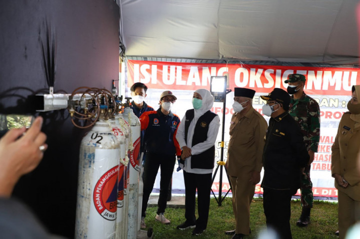 Gubernur Jawa Timur Khofifah Indar Parawansa meresmikan tempat isi ulang oksigen di Kota Malang, Senin, 26 Juli 2021.