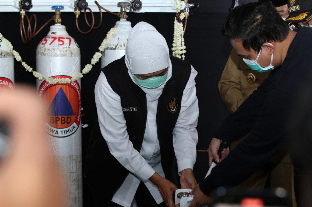 Khofifah sendiri menandai peresmian dengan memberikan pengisian ulang tabung oksigen ke warga yang membutuhkan untuk melakukan isolasi mandiri.