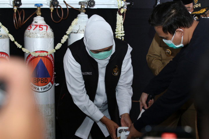Khofifah sendiri menandai peresmian dengan memberikan pengisian ulang tabung oksigen ke warga yang membutuhkan untuk melakukan isolasi mandiri.