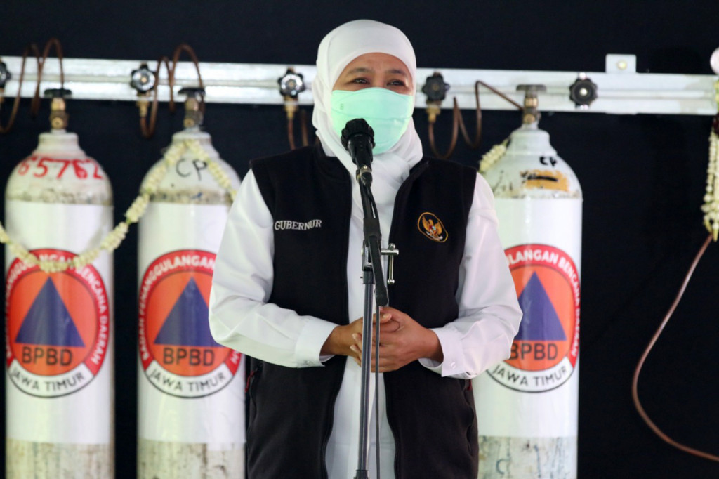 Menurut Khofifah, layanan pengisian ulang oksigen ini diberikan gratis kepada warga Malang raya selama 24 jam sejak resmi dibuka pada Senin ini. 