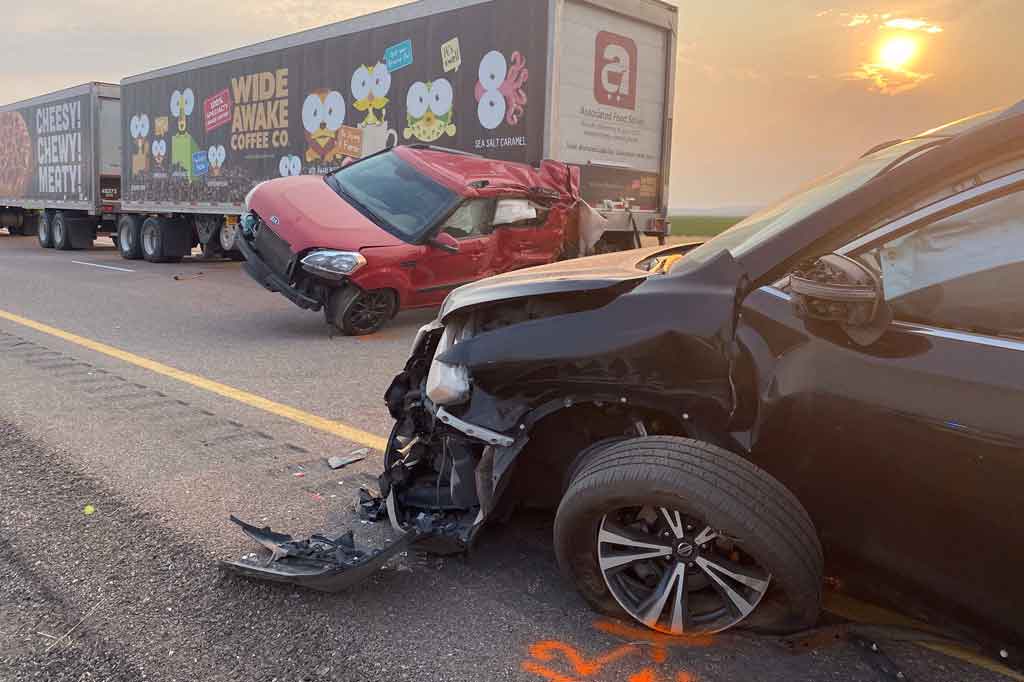Beberapa mobil dan truk terlihat ringsek setelah tabrakan beruntun di Interstate 13, Millard County, Utah, AS, Minggu, 25 Juli 2021 waktu setempat.