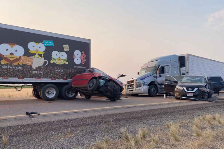Sedikitnya delapan orang meninggal dunia akibat tabrakan beruntun puluhan kendaraan  setelah badai pasir mengurangi jarak pandang menjadi nol di jalan raya gurun yang sibuk di negara bagian Utah, AS barat, Minggu, 25 Juli 2021 waktu setempat.