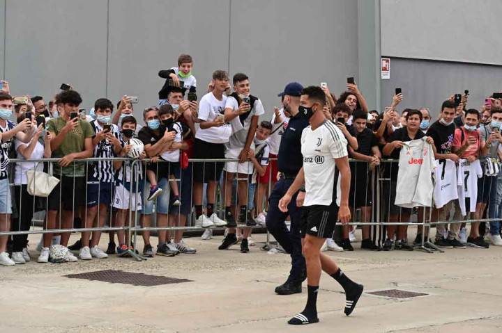 Pemain timnas Portugal berusia 36 tahun yang tersisa satu tahun dalam kontraknya itu kembali ke Turin Minggu, 25 Juli 2021 malam lalu. Kemudian Senin pagi pencetak gol terbanyak Serie A musim lalu itu menyambangi pusat medis tim untuk menjalani tes kesehatan. 