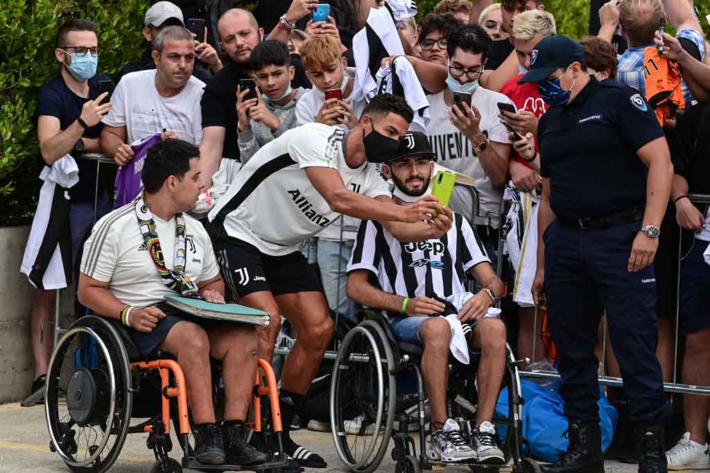  Di sana dia disambut oleh seratusan pendukung Juve dan ada beberapa yang meminta tanda tangan.