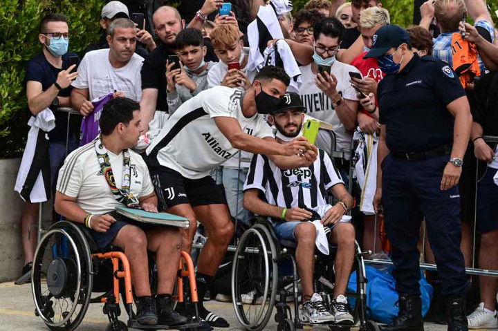  Di sana dia disambut oleh seratusan pendukung Juve dan ada beberapa yang meminta tanda tangan.