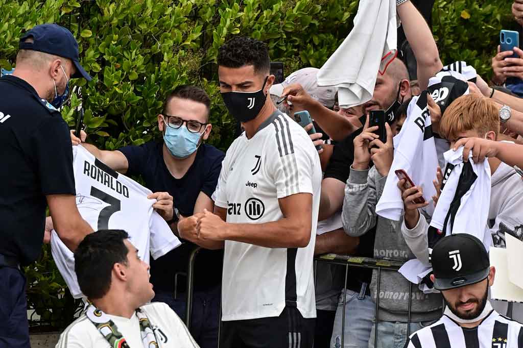 Ronaldo dilaporkan akan bertemu pelatih Massimiliano Allegri dan manajemen Juventus untuk mengklarifikasi masa depannya di tengah spekulasi yang menyebutkan dia akan pindah ke Paris Saint-Germain.