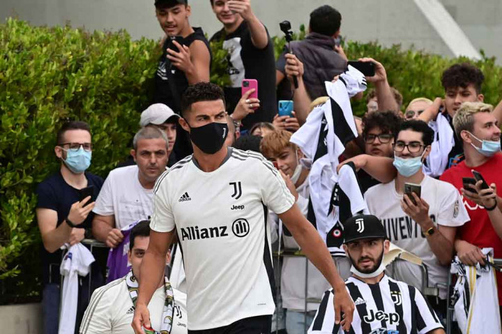 Masa depan peraih Ballon d'Or lima kali itu diragukan setelah menjalani musim yang sulit hingga Juventus kehilangan gelar Serie A mereka setelah sembilan tahun mencengkeramnya, tersingkir dari Liga Champions pada babak 16 besar dan baru memastikan tempat keempat dalam klasemen pada hari terakhir.