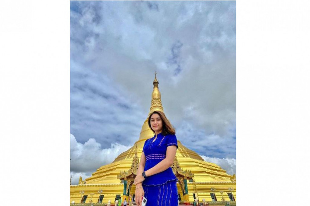 Akun Instagram Thet Htar Thuzar, pebulu tangkis putri Myanmar, mendadak diserbu netizen Indonesia. Meski kalah dari Gregoria Mariska, Thet Htar Thuzar malah banjir pujian karena parasnya yang cantik.