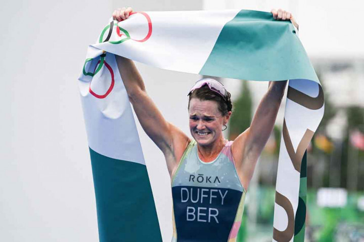Flora Duffy meluapkan kegembiraan usai mencatatkan sejarah setelah memenangi triathlon perempuan dengan mempersembahkan emas pertama Olimpiade untuk negaranya Bermuda, Selasa, 27 Juli 2021.