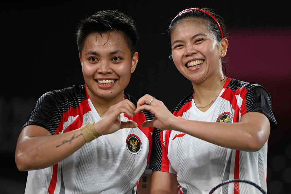 Ganda putri Indonesia Greysia Polii/Apriyani Rahayu melakukan selebrasi usai menumbangkan wakil tuan rumah yang juga merupakan peringkat satu dunia Yuki Fukushima/Sayaka Hirota pada laga penyisihan terakhir Grup A Olimpiade Tokyo 2020.