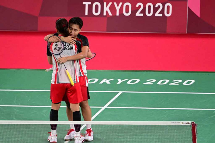 Dalam pertandingan yang bergulir selama 1 jam 21 menit di Lapangan 1 Musashino Forest Sport Plaza, Tokyo, Jepang, Selasa, 27 Juli 2021, Greysia/Apriyani yang menempati peringkat keenam dunia itu menang dalam tiga gim dengan hasil akhir 24-22, 13-21, 21-8.