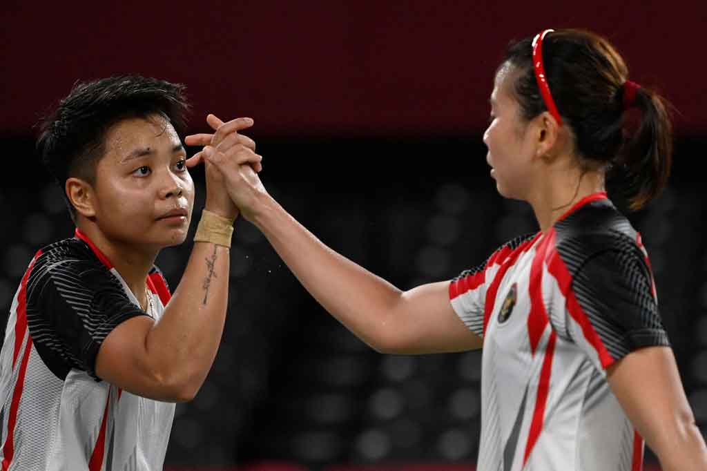 Sebelumnya, mereka sudah mengantongi dua kemenangan, yaitu atas wakil Malaysia Chow Mei Kuan/Lee Meng Yean dengan skor 21-14, 21-17 pada Sabtu, 24 Juli 2021, dan pasangan Inggris Chloe Birch/Lauren Smith 21-11, 21-13 pada Senin, 26 Juli 2021.