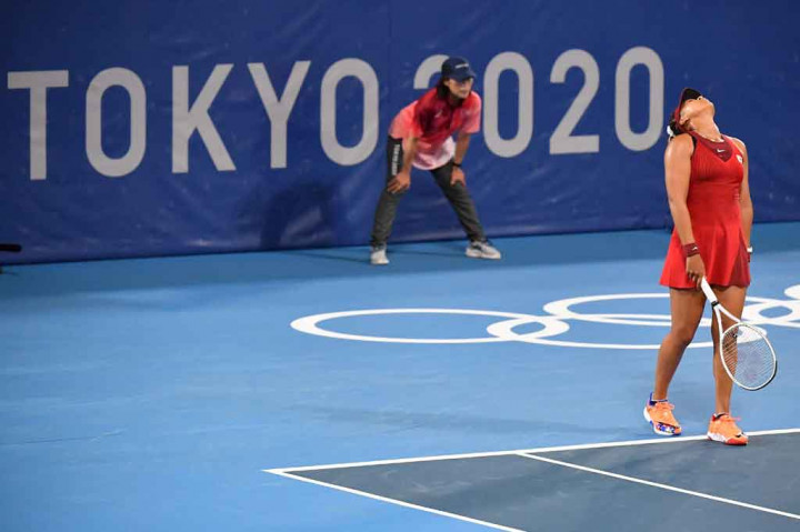 Petenis Jepang Naomi Osaka tidak dapat menyembunyikan kekecewaannya usai menderita kekalahan dua gim langsung 1-6, 4-6 dari Marketa Vondrousova di putaran ketiga, Selasa, 27 Juli 2021. 
