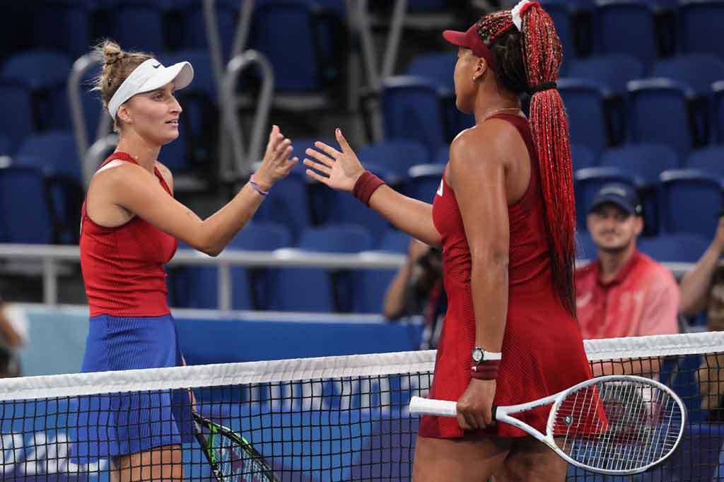 Petenis unggulan kedua yang dipilih untuk menyalakan api Olimpiade saat upacara pembukaan tersebut banyak melakukan kesalahan sendiri saat tampil di bawah atap lapangan tengah di Ariake Tennis Park dan tersingkir dalam waktu 68 menit.