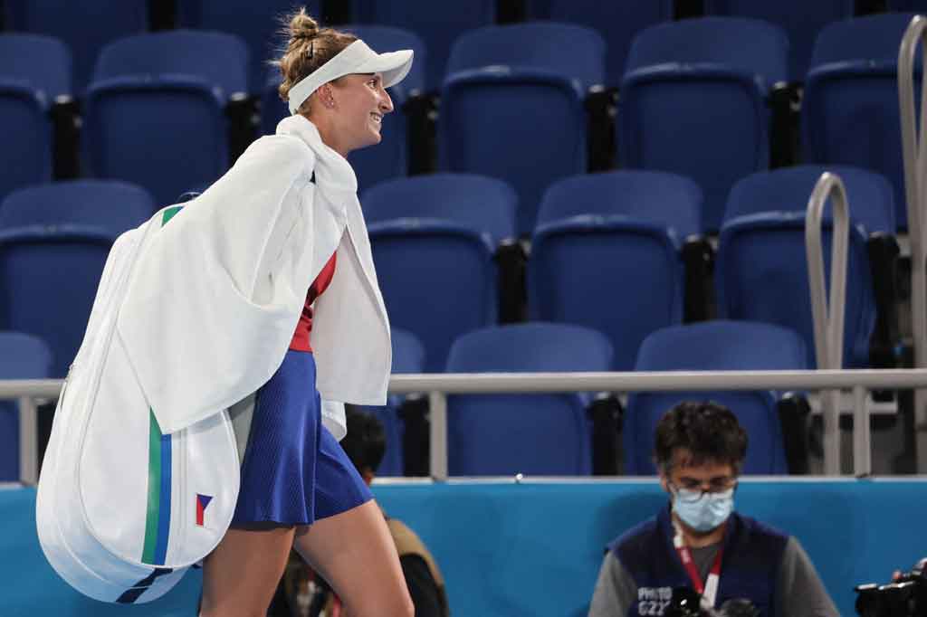 Sementara itu di babak perempat final, Vondrousova, peringkat ke-42, selanjutnya akan menghadapi pemenang antara Paula Badosa dari Spanyol atau Nadia Podoroska dari Argentina.