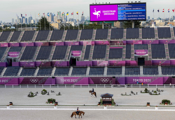 Dengan tak ada penonton membuat perhelatan olympiade terasa sepi tanpa adanya kemeriahan dan sorak sorai penonton.