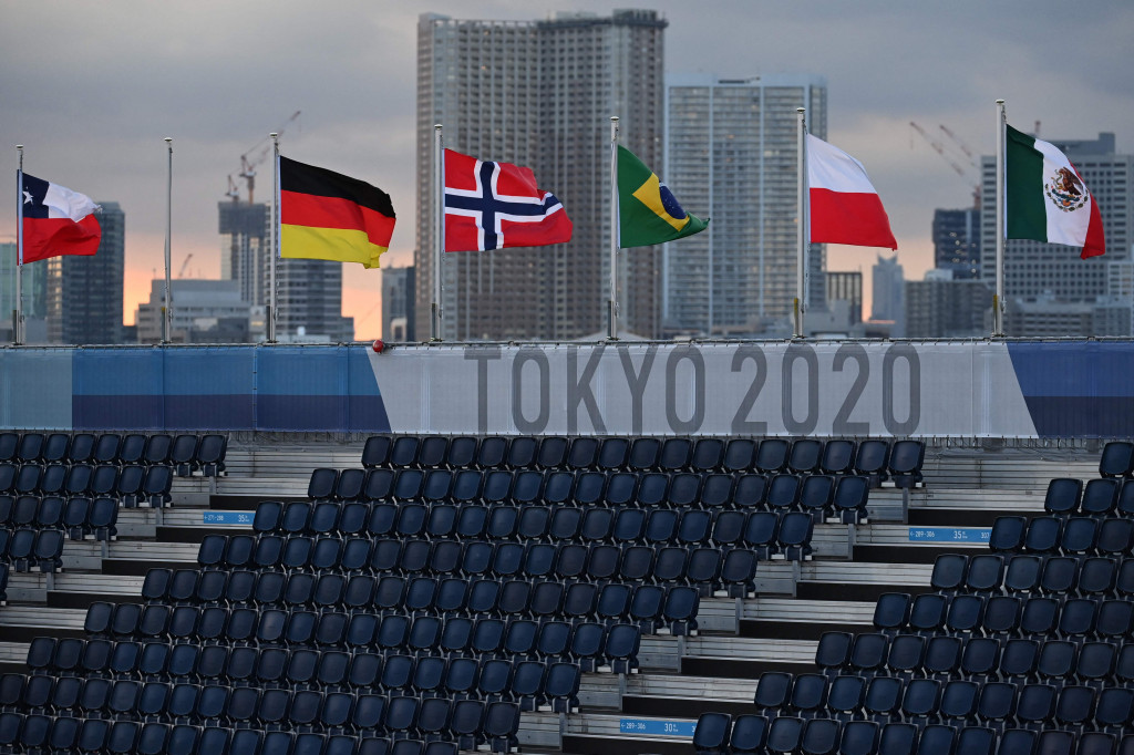 Dengan pelarangan penonton ke venue, maka para penggemar bisa menyaksikan seluruh pertandingan Olimpiade Tokyo melalui siaran televisi. 