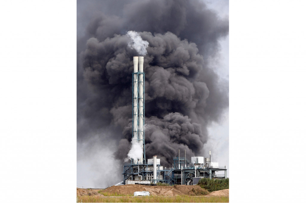 Para pejabat menyerukan penduduk untuk berlindung di dalam rumah dan menutup jendela rumah mereka.