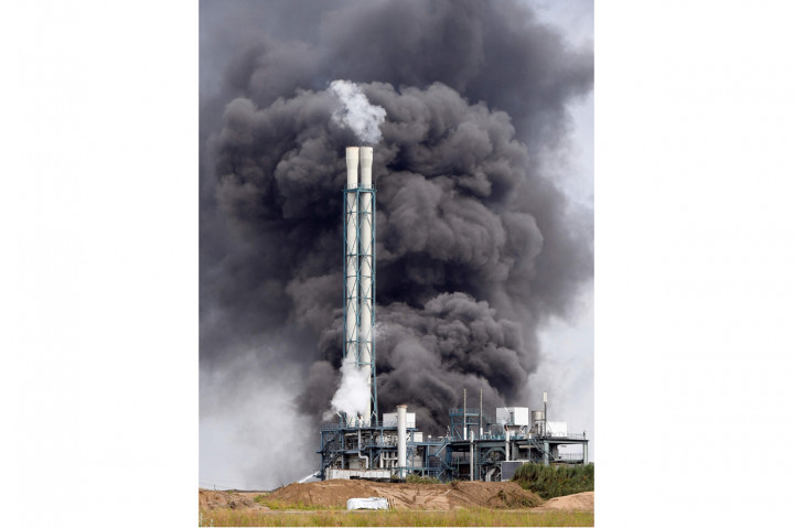 Para pejabat menyerukan penduduk untuk berlindung di dalam rumah dan menutup jendela rumah mereka.