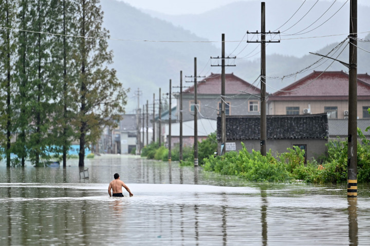 Akibatnya banjir besar menghantam hampir seluruh kota Shanghai, Tiongkok, pada Senin, 26 Juli 2021, dan mengakibatkan perjalanan menggunakan pesawat dan kereta api batal, banyak perkantoran dan sekolah ditutup, termasuk konsulat Amerika Serikat.