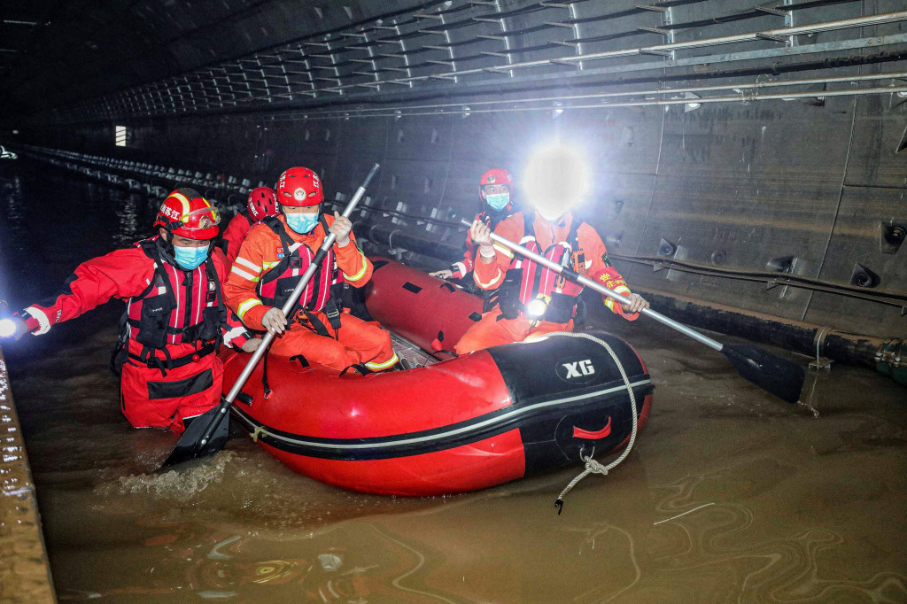 Di kota Zhengzhou, upaya penyelamatan terus berlanjut dan bantuan logistik diangkut dengan truk untuk kemudian disalurkan kepada korban banjir. Bencana ini setidaknya menewaskan 63 orang, termasuk 12 orang di stasiun kereta bawah tanah.