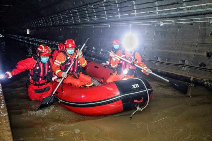Di kota Zhengzhou, upaya penyelamatan terus berlanjut dan bantuan logistik diangkut dengan truk untuk kemudian disalurkan kepada korban banjir. Bencana ini setidaknya menewaskan 63 orang, termasuk 12 orang di stasiun kereta bawah tanah.