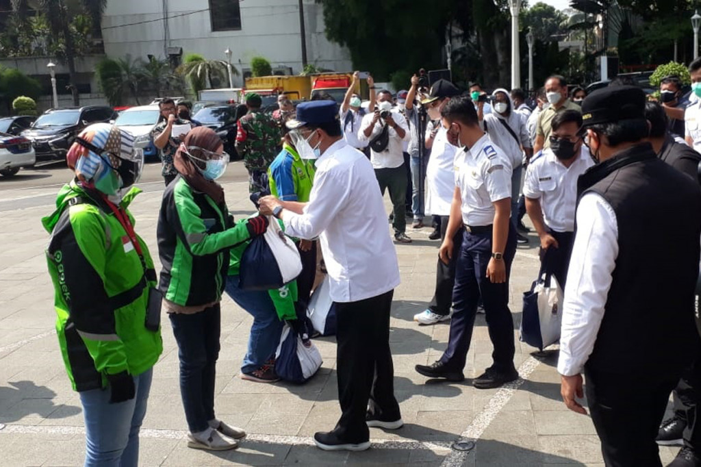 Menko Perekonomian Airlangga Hartarto, Menteri Perhubungan Budi Karya Sumadi, Kakorlantas Polri Irjen Istiono, Dirut PT Jasa Raharja Rivan Achmad Purwantono, dan Wali kota Bogor Bima Arya secara simbolis menyerahkan pemberian paket sembako sebanyak 500 paket kepada kepada pengemudi transportasi umum di Bogor.
