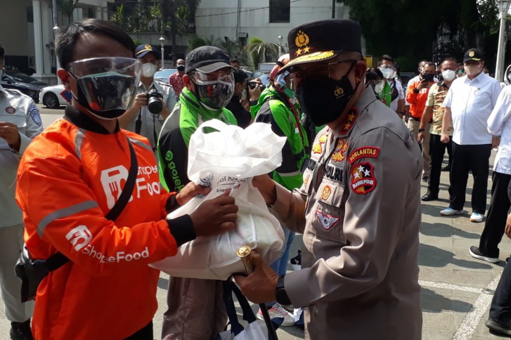 Pemberian paket sembako itu sebagai bentuk solidaritas dan perhatian pemerintah kepada para pengemudi ojol, taksi online, bus AKAP, dan angkutan lainnya di masa sulit akibat pandemi covid-19 yang masih melanda Indonesia.