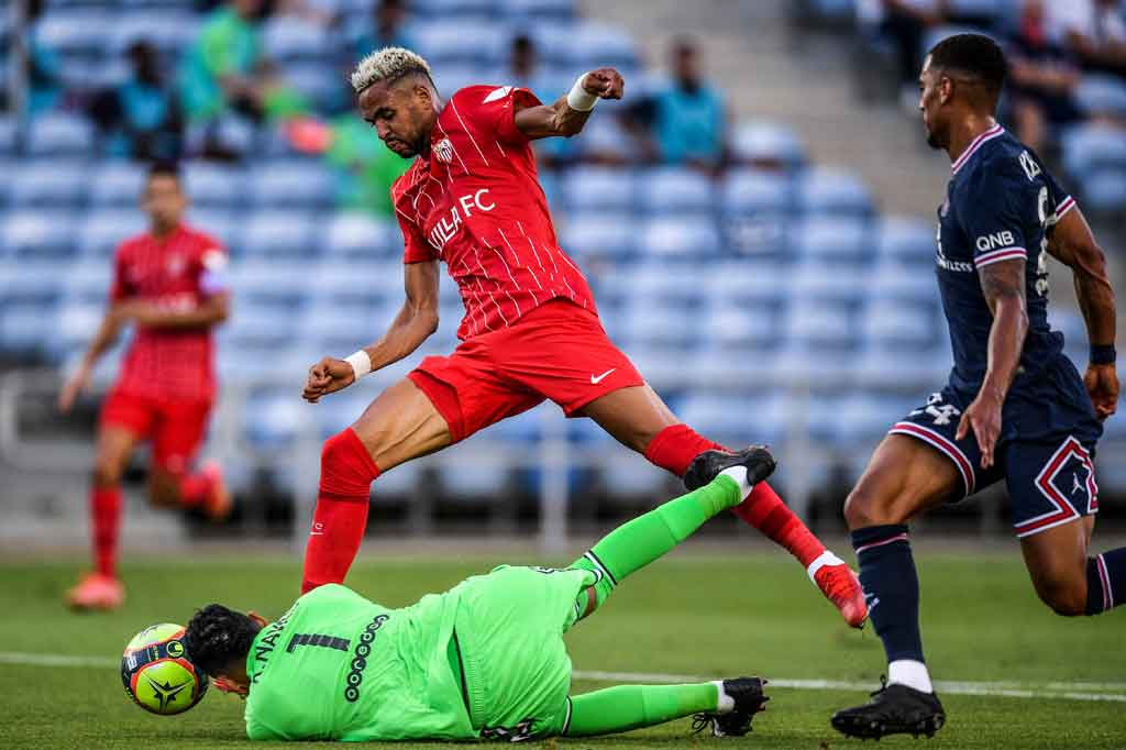 Lima menit jelang turun minum PSG harus tertinggal 0-1 dari Sevilla setelah Ivan Rakitic mengkonversi tendangan penalti akibat pelanggaran yang dilakukan kiper Keylor Navas terhadap Youssef En-Nesyri di dalam area terlarang.