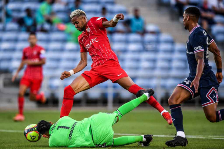 Lima menit jelang turun minum PSG harus tertinggal 0-1 dari Sevilla setelah Ivan Rakitic mengkonversi tendangan penalti akibat pelanggaran yang dilakukan kiper Keylor Navas terhadap Youssef En-Nesyri di dalam area terlarang.