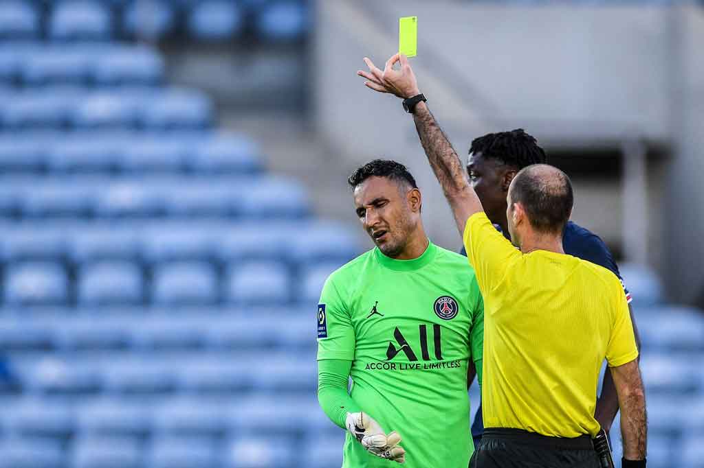 Navas diganjar kartu kuning akibat pelanggaran tersebut.