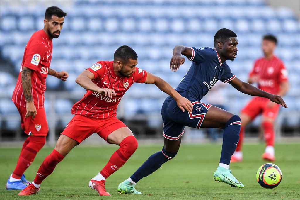 Le Parisiens nyaris membalikkan keadaan melalui Julian Draxler, tetapi Sevilla justru merestorasi keunggulan mereka saat Oscar Rodriguez menyelesaikan umpan kiriaman Lucas Ocampos pada menit ke-62.