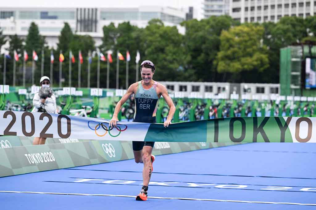  Flora Duffy mencatatkan sejarah setelah memenangi triathlon perempuan dengan mempersembahkan emas pertama Olimpiade untuk negaranya Bermuda, Selasa, 27 Juli 2021.
