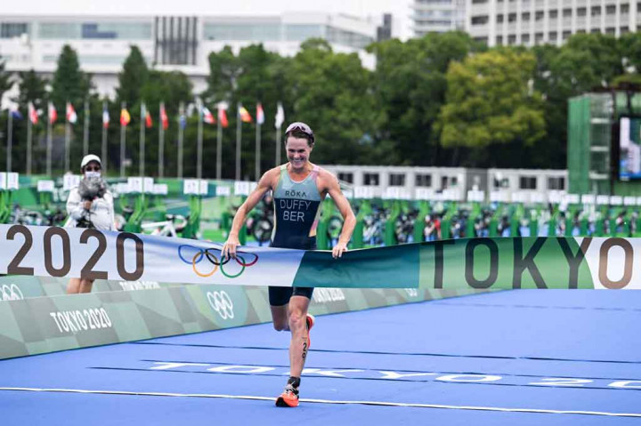  Flora Duffy mencatatkan sejarah setelah memenangi triathlon perempuan dengan mempersembahkan emas pertama Olimpiade untuk negaranya Bermuda, Selasa, 27 Juli 2021.