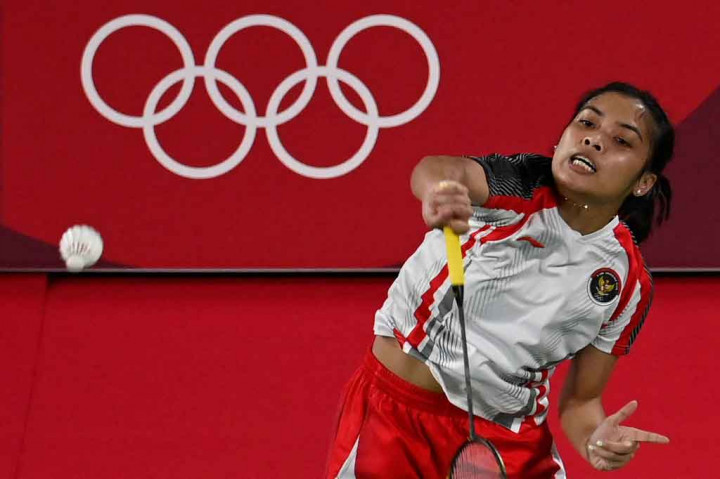 Tunggal putri Indonesia Gregoria Mariska Tunjung berusaha mengembalikan bola ke arah lawannya Lianne Tan (Belgia) pada laga penyisihan kedua Grup M Olimpiade Tokyo 2020, Rabu, 28 Juli 2021.