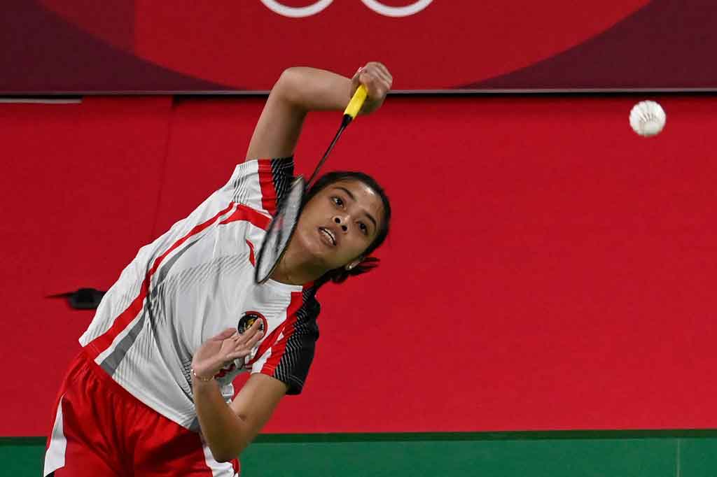 Gregoria Mariska Tunjung berhasil melaju ke babak 16 besar Olimpiade 2020 usai menang straight game atas Lianne Tan dengan skor 21-11, 21-17.