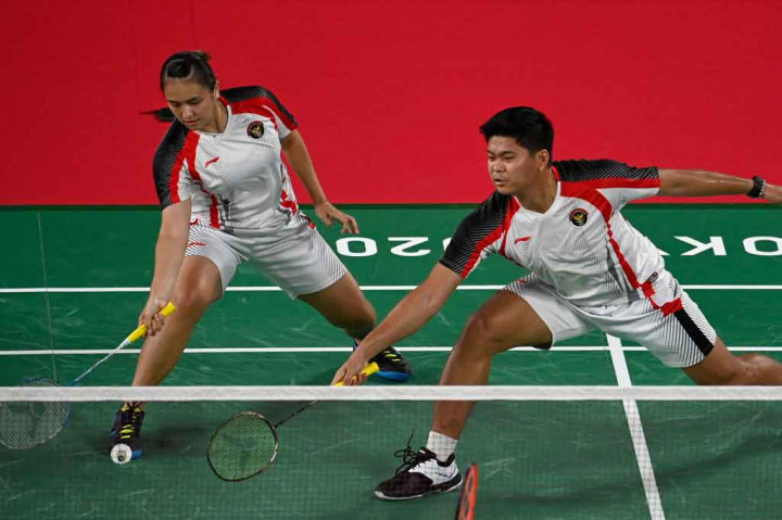 Ganda campuran Indonesia Praveen Jordan/Melati Daeva Oktavianti mengembalikan kok ke arah ganda campuran China Si Wei Zheng/Ya Qiong Huang dalam babak perempat final Olimpiade Tokyo 2020 di Musashino Forest Sport Plaza, Tokyo, Jepang, Rabu, 28 Juli 2021.