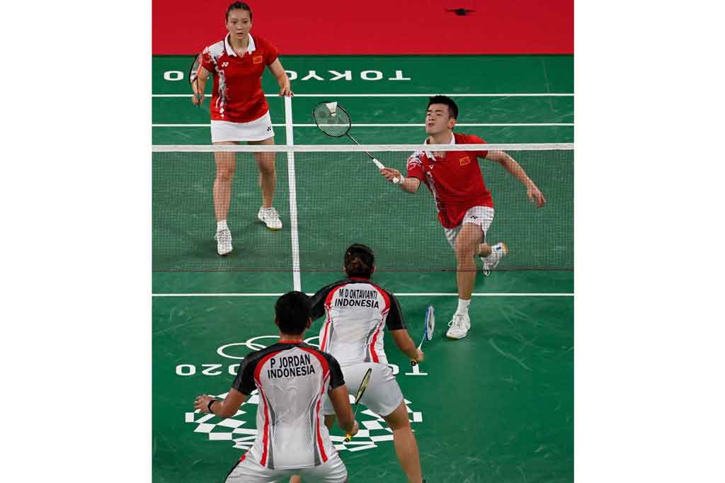 Langkah ganda campuran Indonesia Praveen Jordan/Melati Daeva Oktavianti terhenti di perempat final Olimpiade Tokyo 2020, setelah ditaklukkan unggulan pertama asal Tiongkok Zheng Si Wei/Huang Ya Qiong.