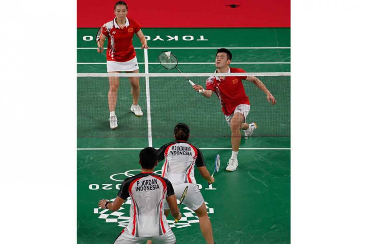 Langkah ganda campuran Indonesia Praveen Jordan/Melati Daeva Oktavianti terhenti di perempat final Olimpiade Tokyo 2020, setelah ditaklukkan unggulan pertama asal Tiongkok Zheng Si Wei/Huang Ya Qiong.